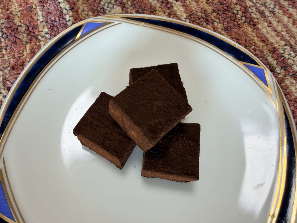 石畳の散歩道|温度の違いで楽しむ濃厚な生チョコの口どけ