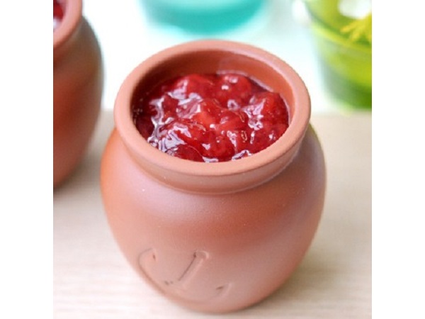 2．苺を楽しめる「神戸魔法の壺プリン」ストロベリー