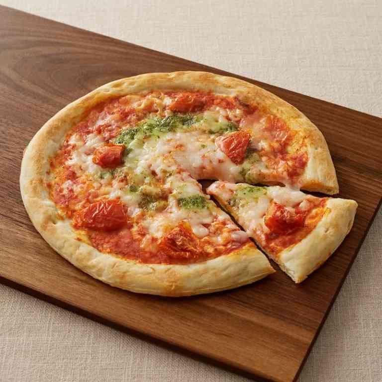 素材を生かしたベジタブルピザ　トマトとバジルのピザ