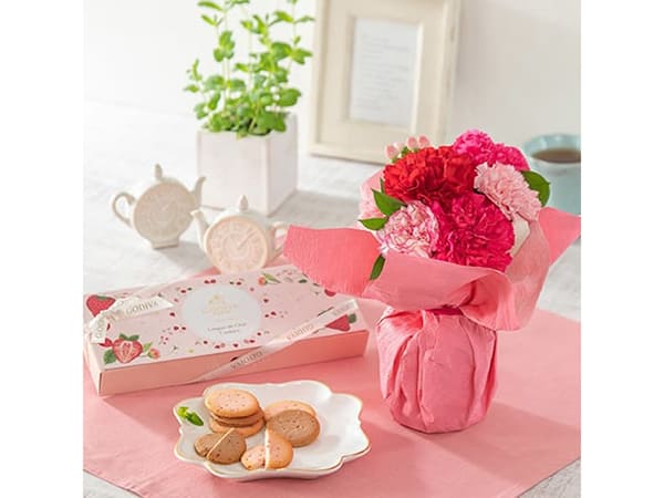 『日比谷花壇』「母の日 ゴディバ「あまおう苺クッキー アソートメント」とそのまま飾れるブーケのセット」