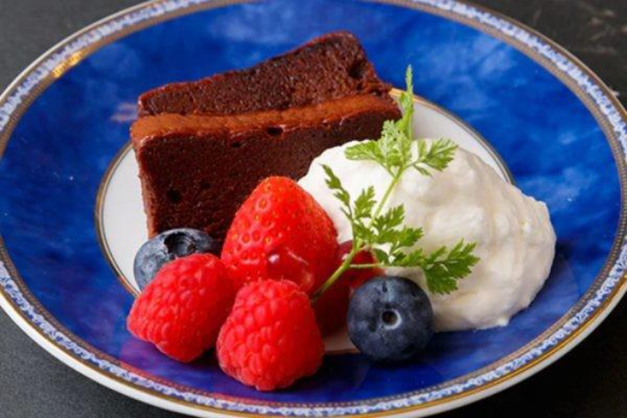 パティスリー レザネフォール スフレ・オ・ショコラとクリーム フルーツ添え